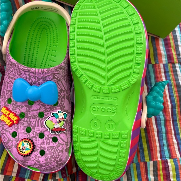 CROCS Pink Clogs with Blue Accents and Fun Charms size men 9 women’s 11 new - Picture 2 of 15
